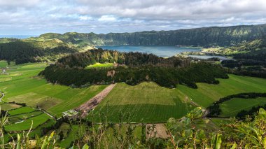 Daha büyük Sete Cidades caldera içinde Caldeira Seca, arka planda Lagoa Azul Gölü; Sao Miguel Adası, Azores takımadası
