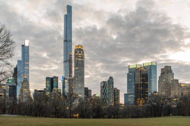 New York şehir merkezinin Skyline 'ı alacakaranlıkta Central Park' tan görüldü.
