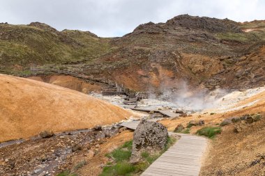 Seltun jeotermal alanı boyunca İzlanda 'nın Reykjanes Yarımadası' ndaki Krysuvik bölgesinde tahta tahta kaldırım.
