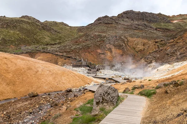 Seltun jeotermal alanı boyunca İzlanda 'nın Reykjanes Yarımadası' ndaki Krysuvik bölgesinde tahta tahta kaldırım.