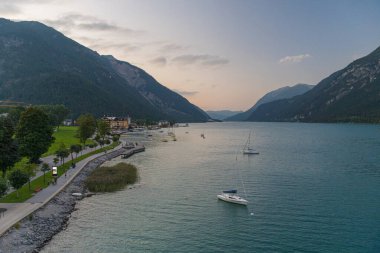 Avusturya 'nın Tyrol bölgesindeki Pertisau' dan Achensee Gölü 'nün panoramik manzarası alacakaranlıkta