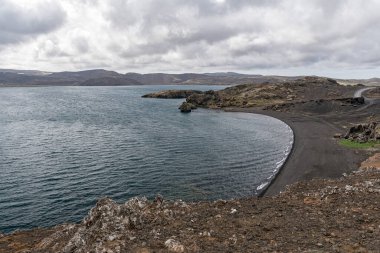 İzlanda 'nın güneybatısındaki Kleifarvatn Gölü' nün batı kıyısında küçük bir koy.