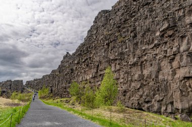 İzlanda 'daki Thingvellir Milli Parkı' ndaki Almannagja Yarık Vadisi 'ndeki yaya yolunun görüntüsü
