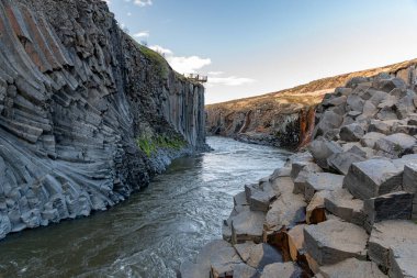 Jokulsa a Dal Nehri 'nin oluşturduğu Studlagil Kanyonu' ndaki bazalt sütunlar Doğu İzlanda 'nın ünlü bir simgesidir.