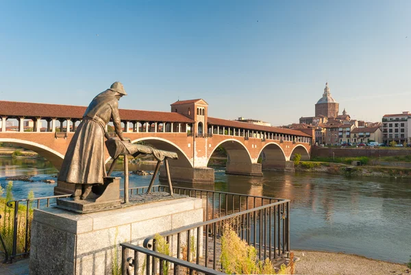 Skyline van Pavia, met "Ponte Coperto" over de rivier Ticino — Stockfoto