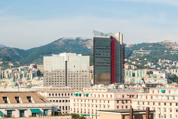 Skyline van Genua met twee moderne wolkenkrabbers — Stockfoto