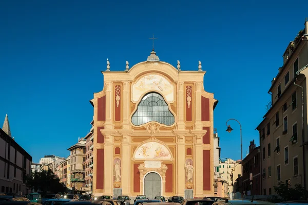 La fachada de la iglesia "San Salvatore" en Génova — Foto de Stock