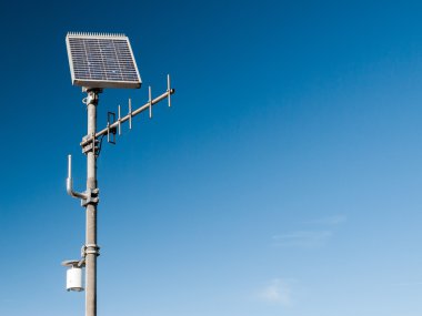 Anten ve güneş paneli ile çevre sensör