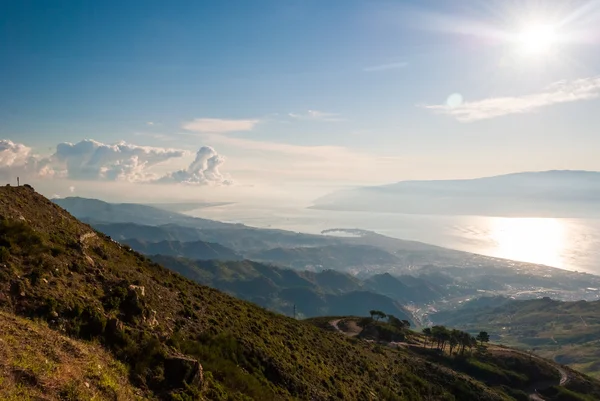 El estrecho de Messina visto desde la cima de una montaña cerca de Messina llamada Dinnammare — Foto de Stock