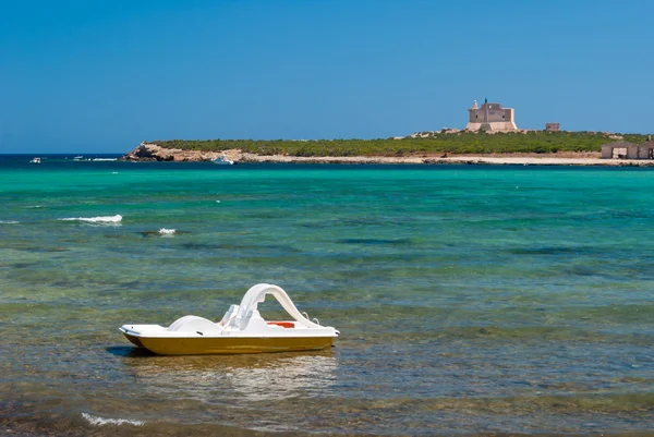 Pedalo con "Isola di Capo Passero" en Sicilia — Foto de Stock