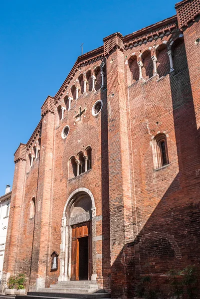 Fachada de la iglesia románica de San Teodoro, en el centro de Pavía — Foto de Stock