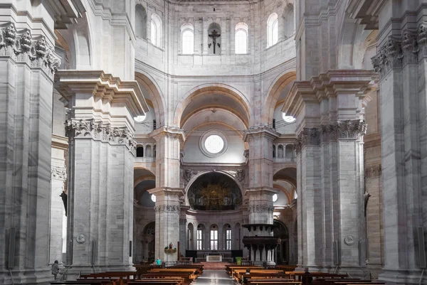 Интерьер собора Павии с большими белыми колоннами — стоковое фото