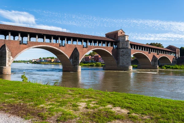 El puente llamado "Ponte Coperto", un hito en Pavía (norte de Italia ) — Foto de Stock