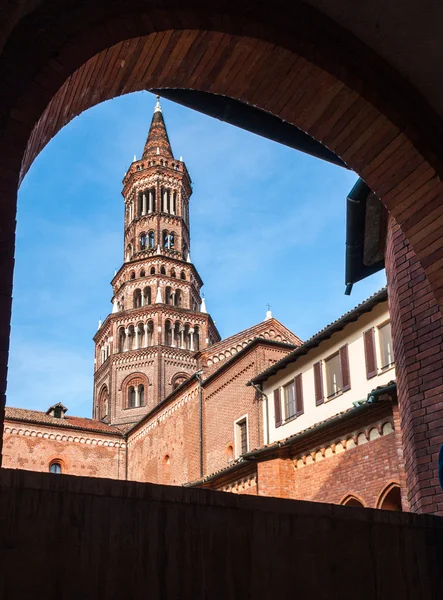 Il campanile dell'abbazia di Chiaravalle, a Milano — Foto Stock