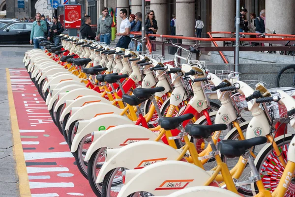 МИЛАН, ИТАЛИЯ - 27 СЕНТЯБРЯ 2015: Станция для совместного использования велосипедов в Милане — стоковое фото