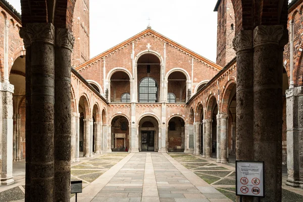 La entrada de la "Basilica di Sant 'Ambrogio" con un pórtico (Milán, Italia ) — Foto de Stock