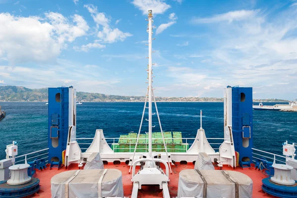 Patrón de un ferry navegando a través del estrecho de Messina, en Sicilia — Foto de Stock