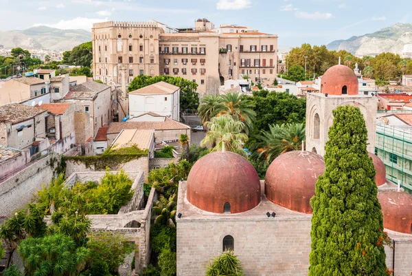 El Palacio normando de Palermo y las cúpulas rojas de una iglesia — Foto de Stock