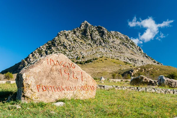 Memorial de la masacre de "Portella della Ginestra" en las montañas cerca de Palermo (Sicilia ) — Foto de Stock