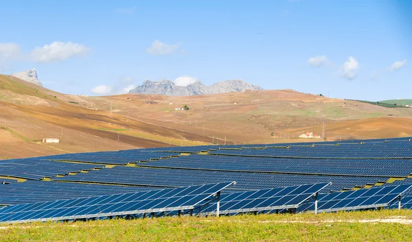 Campo solar no interior da Sicília, perto de Palermo — Fotografia de Stock