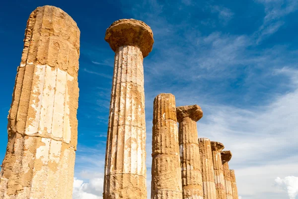 Colonne doriche del tempio di Eracle ad Agrigento con cielo azzurro e nuvole sullo sfondo — Foto Stock