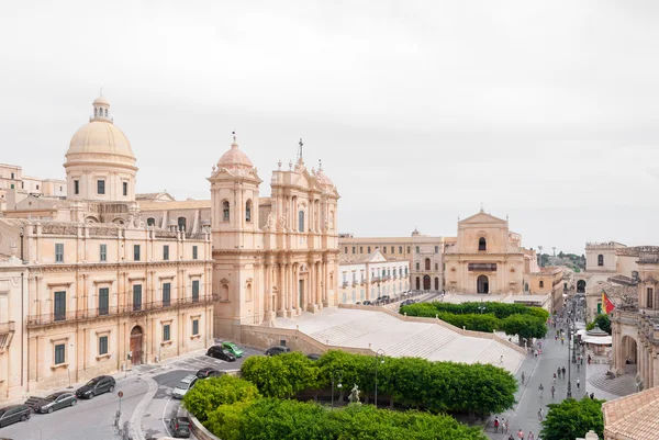 La catedral barroca de Noto y la calle principal de la ciudad — Foto de Stock