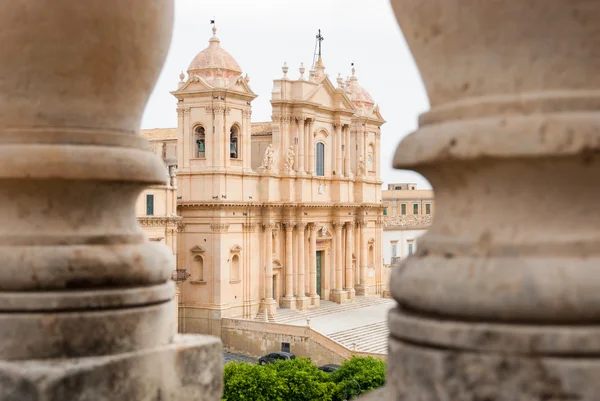 La catedral barroca de Noto (sitio de la UNESCO en Sicilia), vista a través de dos columnas —  Fotos de Stock