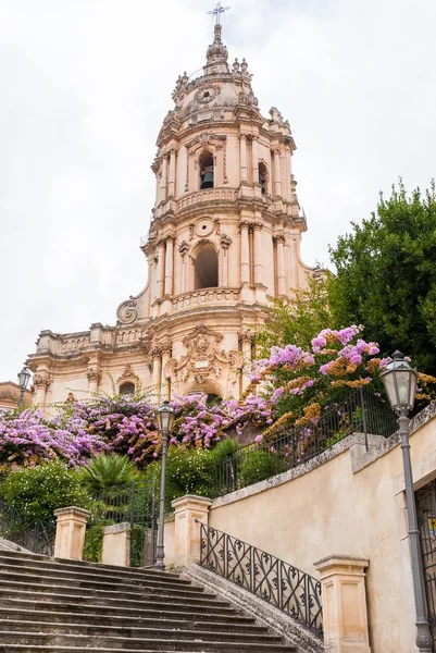 La fachada barroca del duomo de San Giorgio en Modica (Sicilia ) — Foto de Stock