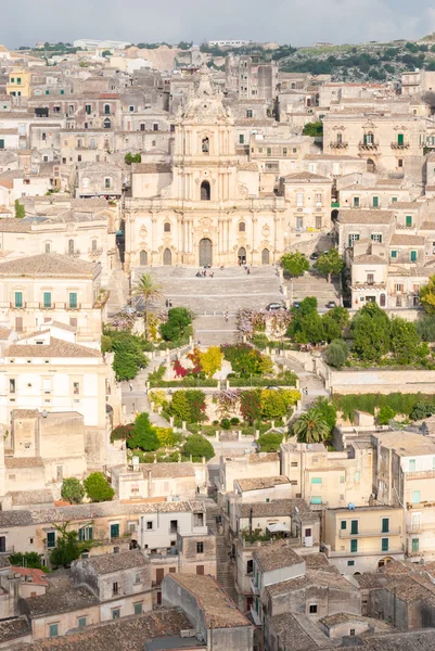 Vista panorámica de Modica, con la catedral de San Giorgio — Foto de Stock