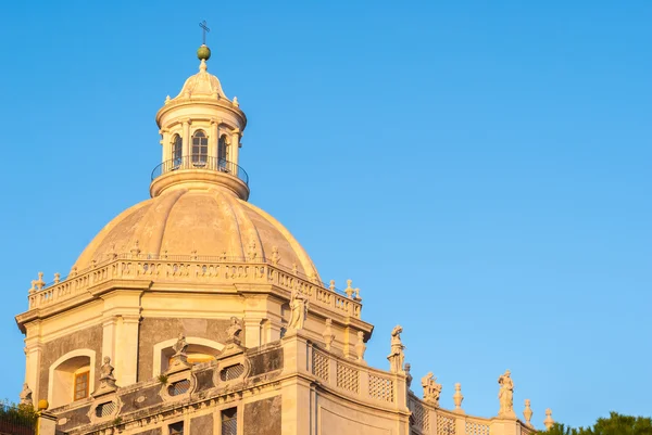 La cúpula de una iglesia barroca (Badia di Sant 'Agata) en Catania — Foto de Stock