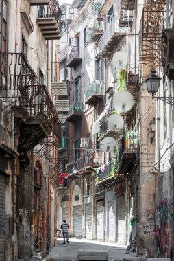 Palermo (bölge Kalsa merkezindeki eski evleriyle dar sokak)