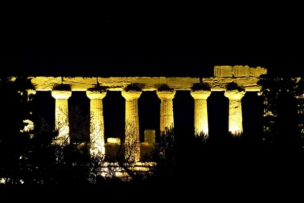 Kolumnerna i ett grekiskt tempel i Agrigento under natten — Stockfoto