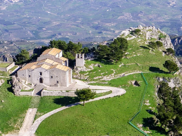 Letecký pohled na kostel v malé vesnici Sicílie — Stock fotografie