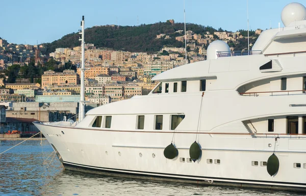 Yate amarrado en el puerto de Génova con ciudad en el fondo — Foto de Stock