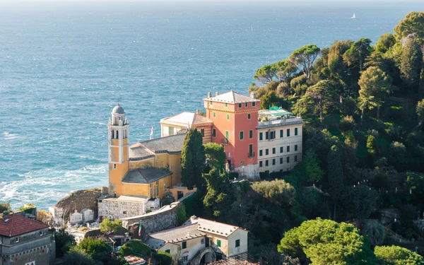 Edificios en la colina de Portofino con mar en el fondo — Foto de Stock