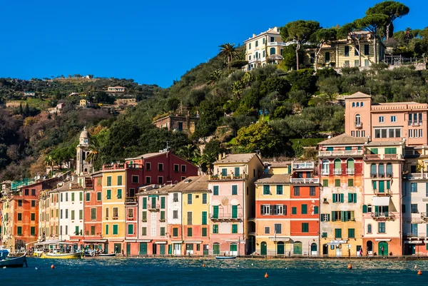 A orla de Portofino com suas típicas casas coloridas — Fotografia de Stock