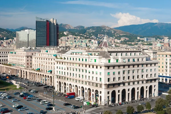 Letecký pohled na moderních budov v "Piazza della Vittoria" v Janově — Stock fotografie