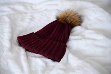 Kış kırmızı örülmüş balonlu şapka