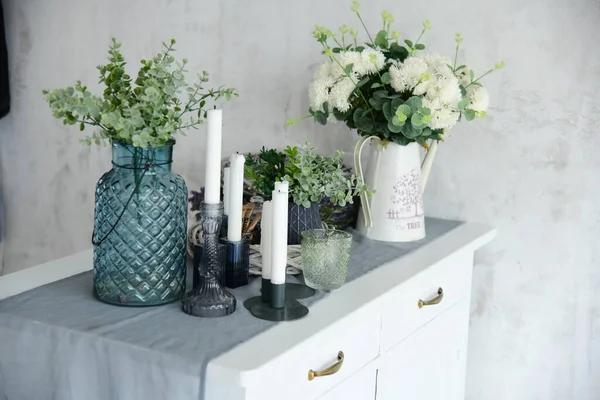 Articles Dcor Vase Avec Fleurs Arrosoir Bougies Aux Chandeliers — Photo