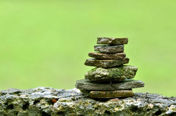 Colocación de piedra sobre piedra mojada en el bosque —  Fotos de Stock