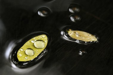 buble su damlası yaprak gölet üzerinde kapatın