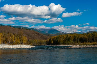 Nehir dağlarda bir yaz gününde akar..
