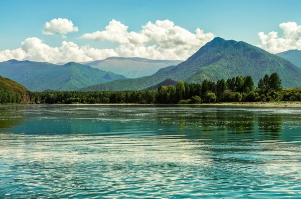 O grande rio azul flui nas montanhas em um dia de verão — Fotografia de Stock