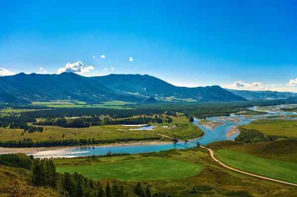 Köprü ve dağ Vadisi ve mavi nehir görünümü