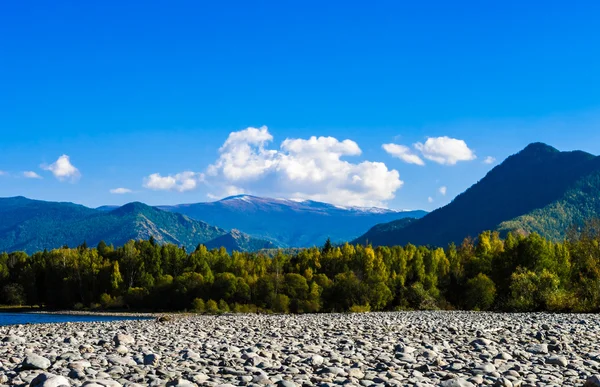 Vista do leito do rio ressequido no sopé das montanhas — Fotografia de Stock