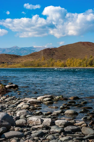 Blick auf den Fluss und die Berge mit der felsigen Küste — Stockfoto