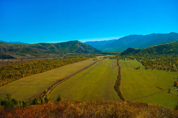 Dağlar kırsal alanında görüntüleyin
