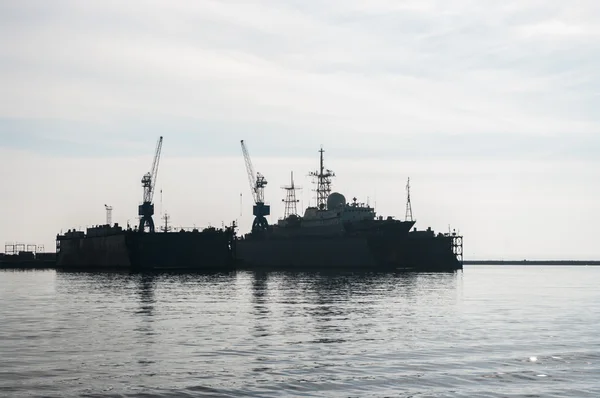 Kleines Raketenkriegsschiff im Hafen, Baltikum, Russland — Stockfoto