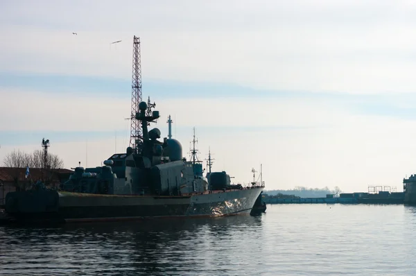 Kleines Raketenkriegsschiff im Hafen, Baltikum, Russland — Stockfoto