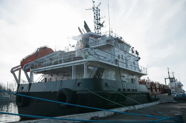 Feedship umfassende Hafendienstleistungen, Ostsee, Russland, — Stockfoto